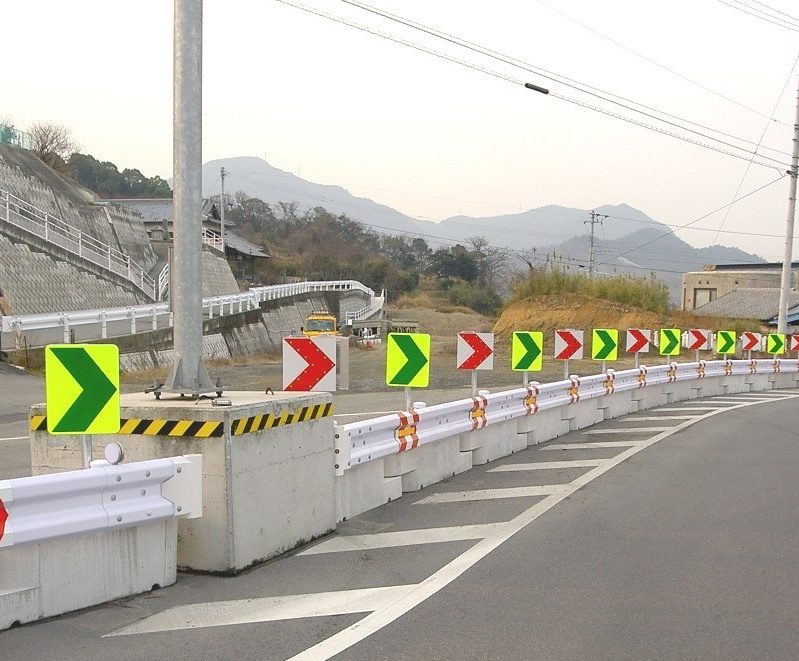 線形誘導標　県道　多度津町